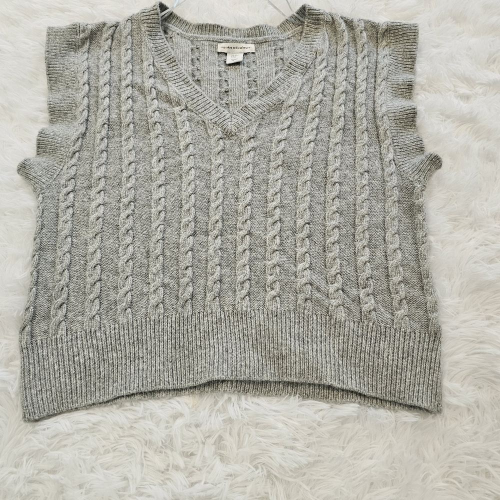 Cupcakes and Cashmere V neck textured short sleeve sweater medium